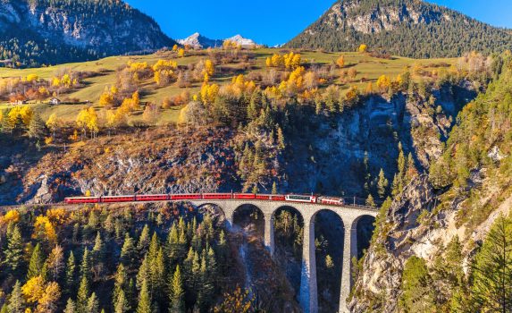 ラントヴァッサー橋を走るレーティッシュ鉄道　スイスの風景