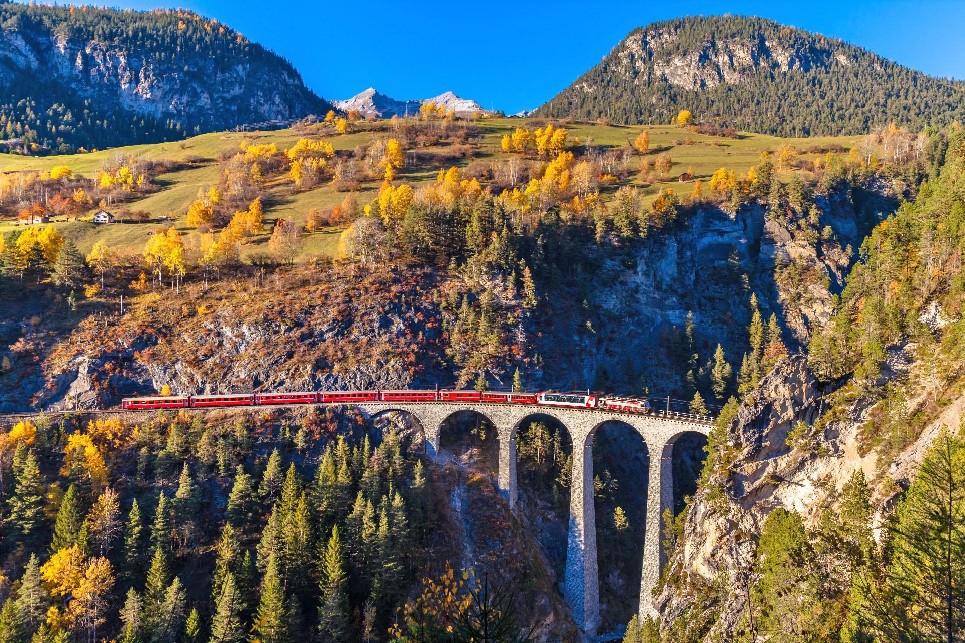 ラントヴァッサー橋を走るレーティッシュ鉄道　スイスの風景