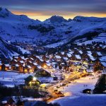 冬の夜のアルプスのスキーリゾートの風景　フランスの風景