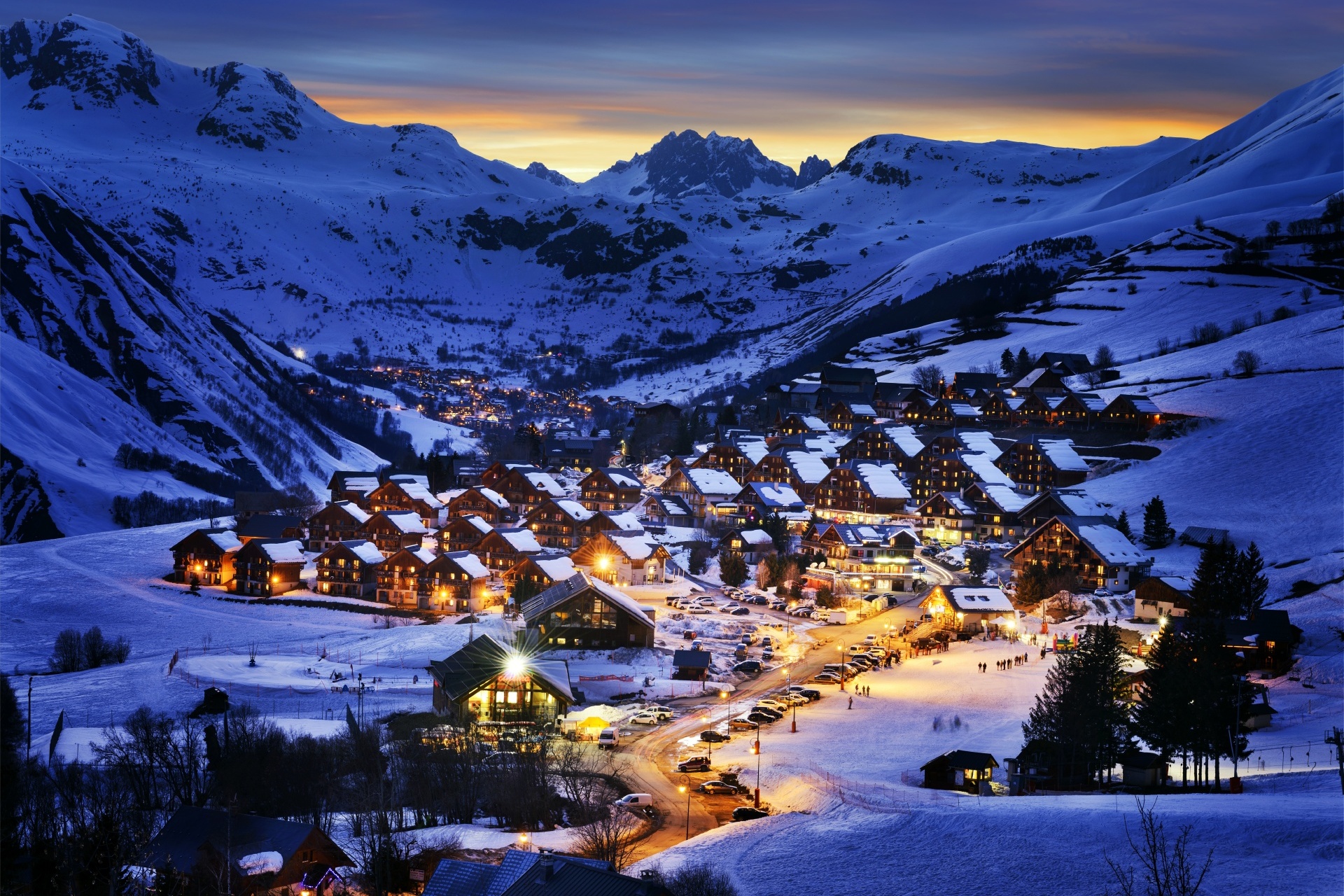 冬の夜のアルプスのスキーリゾートの風景　フランスの風景