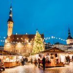 タリン旧市庁舎とラエコヤ広場のクリスマスの風景　エストニアの風景
