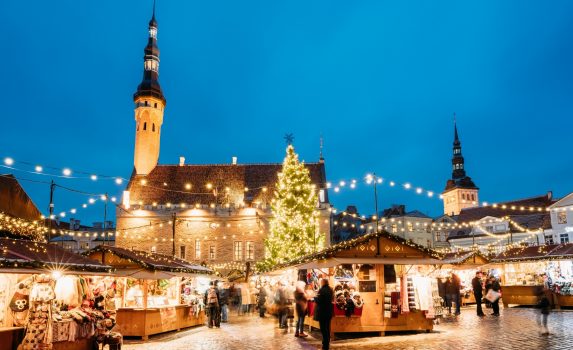 タリン旧市庁舎とラエコヤ広場のクリスマスの風景　エストニアの風景