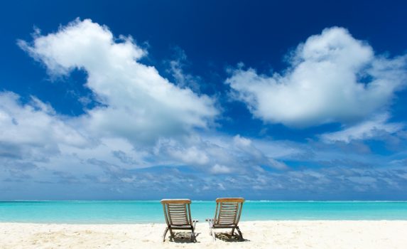 青い空と美しい海とビーチの風景　モルディブの風景