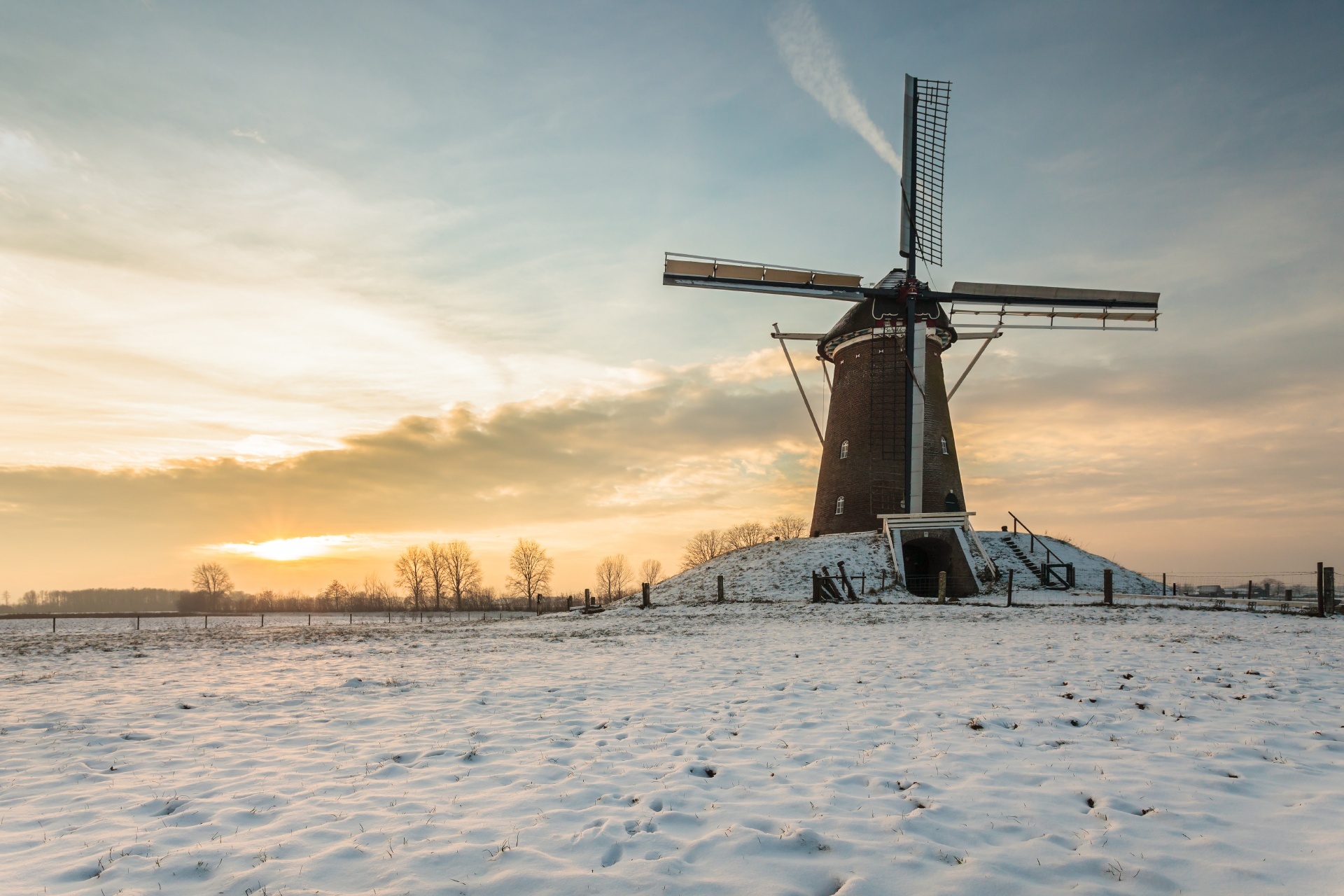 冬の夕暮れと風車　オランダの風景