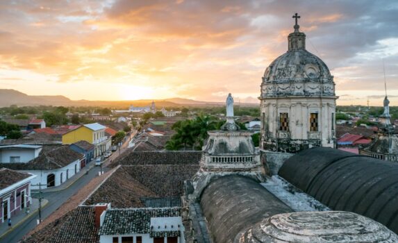 夕暮れのグラナダ　ニカラグアの風景