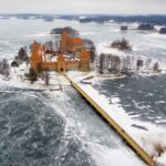 冬のガルヴェ湖とトラカイ城　リトアニアの風景