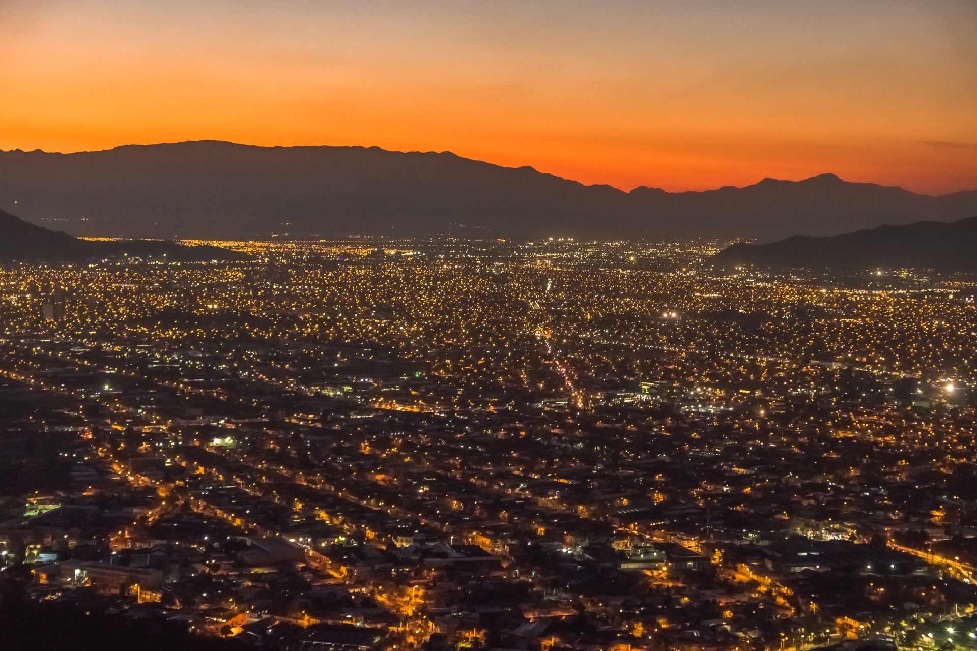 サン・クリストバルの丘から見るアンデス山脈と夕暮れのサンティアゴの風景　チリの風景