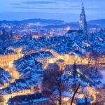 冬の夕暮れのベルンの旧市街の町並み　スイスの風景