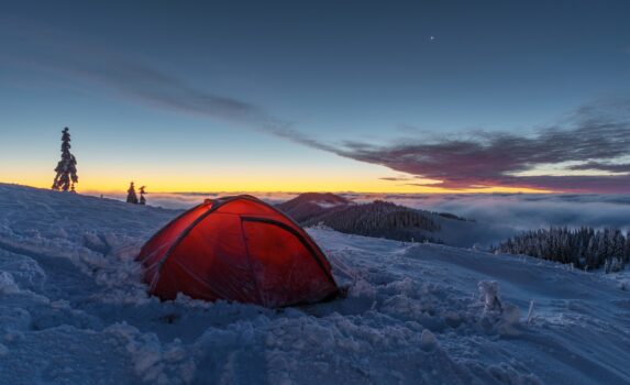 冬の夜明けのカルパティア山脈　ウクライナの風景