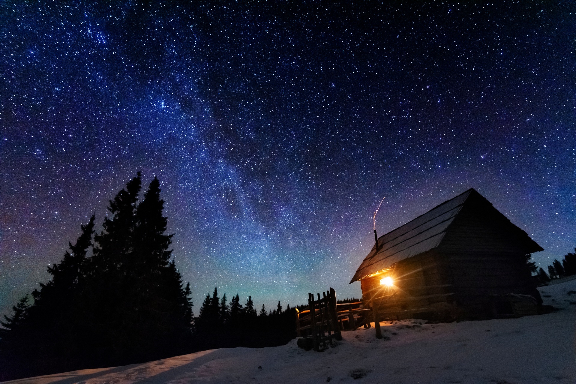 冬の夜のカルパティア山脈の風景　ウクライナの風景