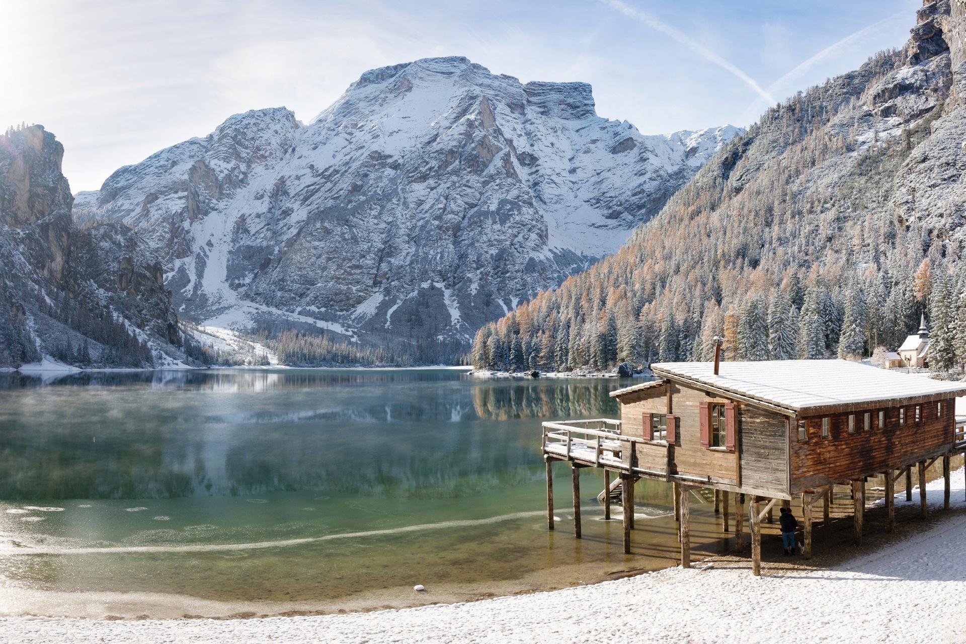 雪のブラーイエス湖　イタリアの風景