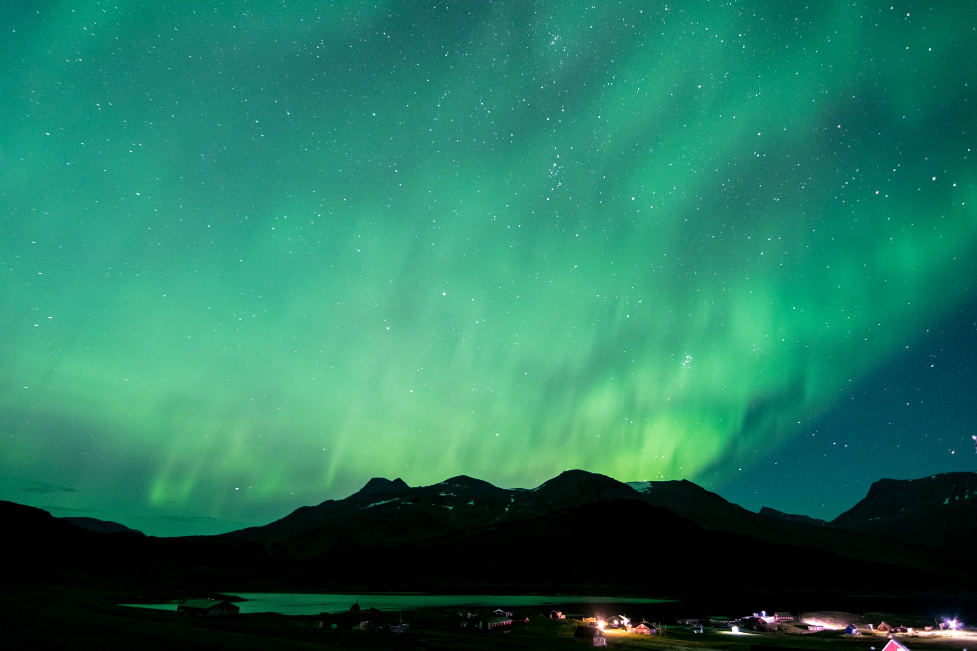 夜空に広がるオーロラ　グリーンランドの風景