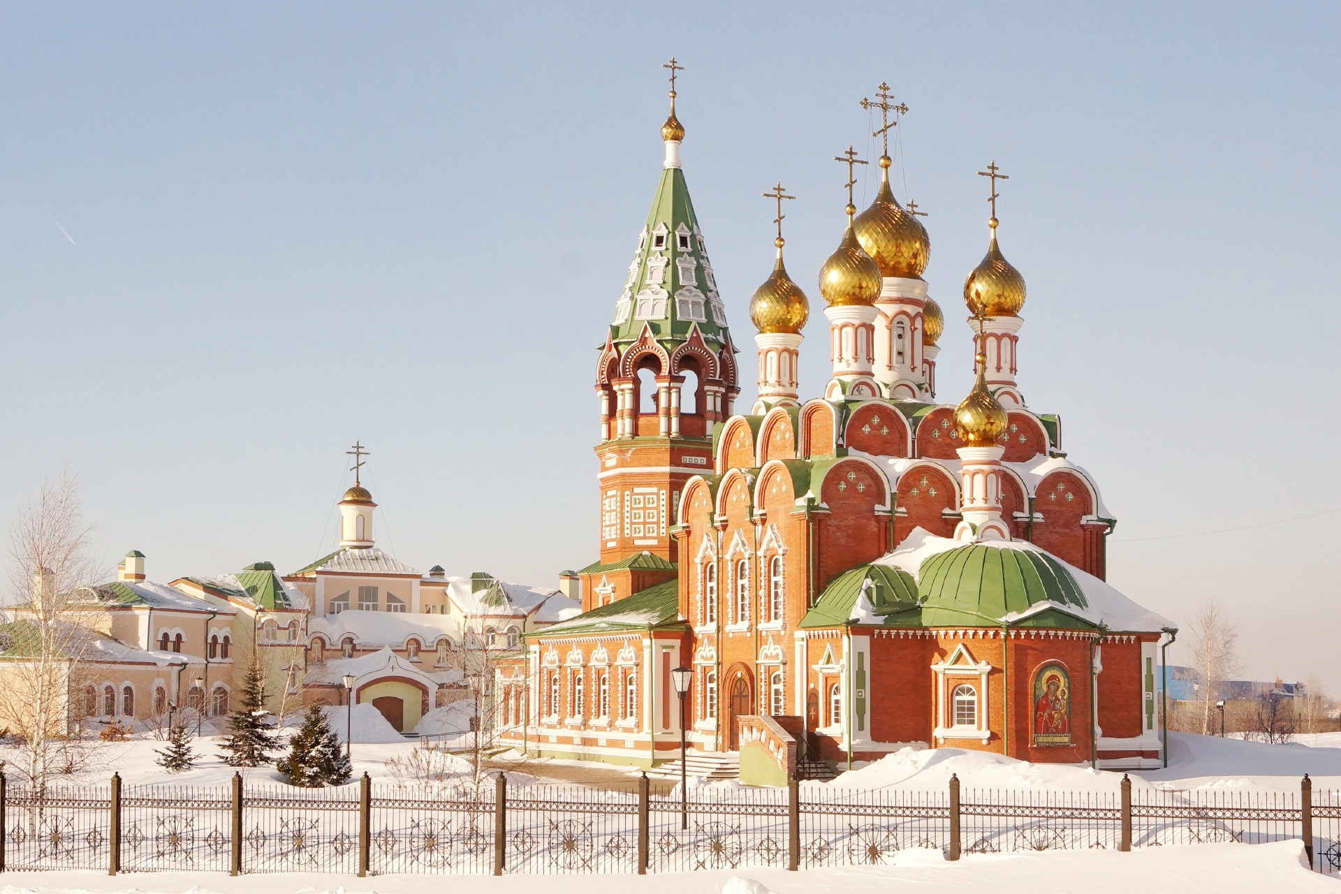 雪の中で輝く正教会　ロシアの風景