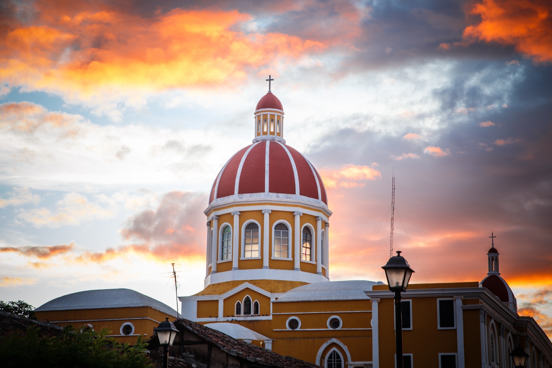 夕暮れのグラナダの大聖堂　ニカラグアの風景