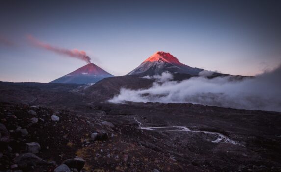 カーメン火山とクリュチェフスカヤ山　ロシアの風景