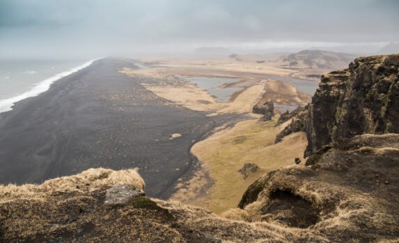 ブラックサンドビーチ　アイスランドの風景