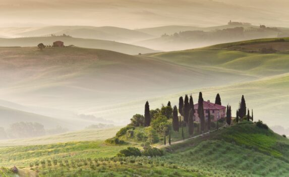 早朝のトスカーナ　イタリアの風景