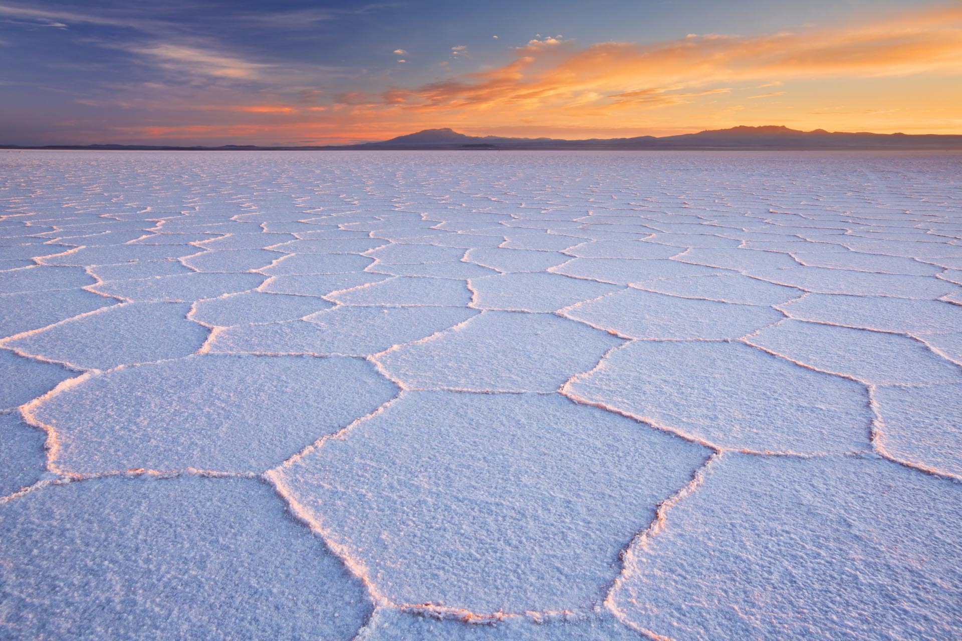 日の出のウユニ塩湖　ボリビアの風景