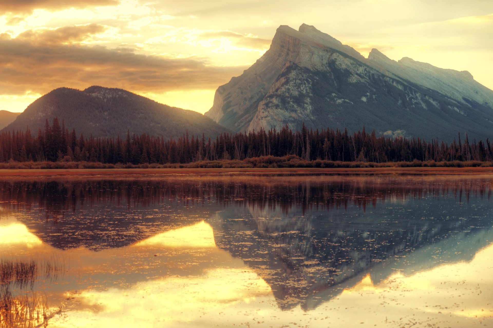 ヴァーミリオン湖の日の出　カナダの風景