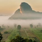 朝霧とワットタムエラワン　タイの風景