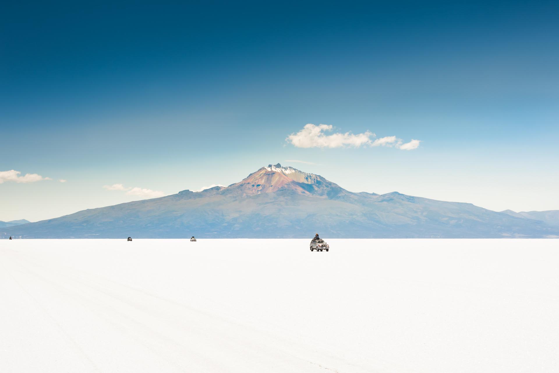 ウユニ塩湖とトゥヌパ火山　ボリビアの風景