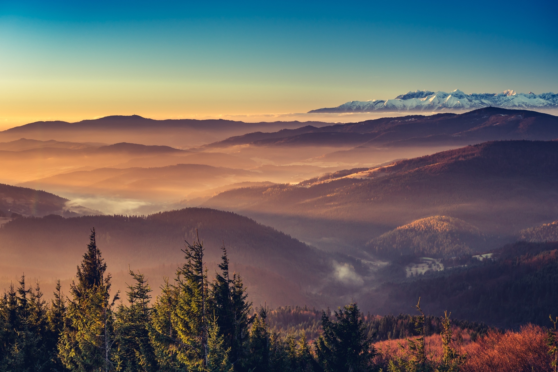 朝日を浴びて輝く山々と雪を抱くタトラ山脈　ポーランドの風景