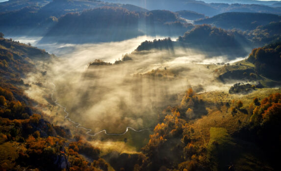 朝霧の山並み　ルーマニアの風景