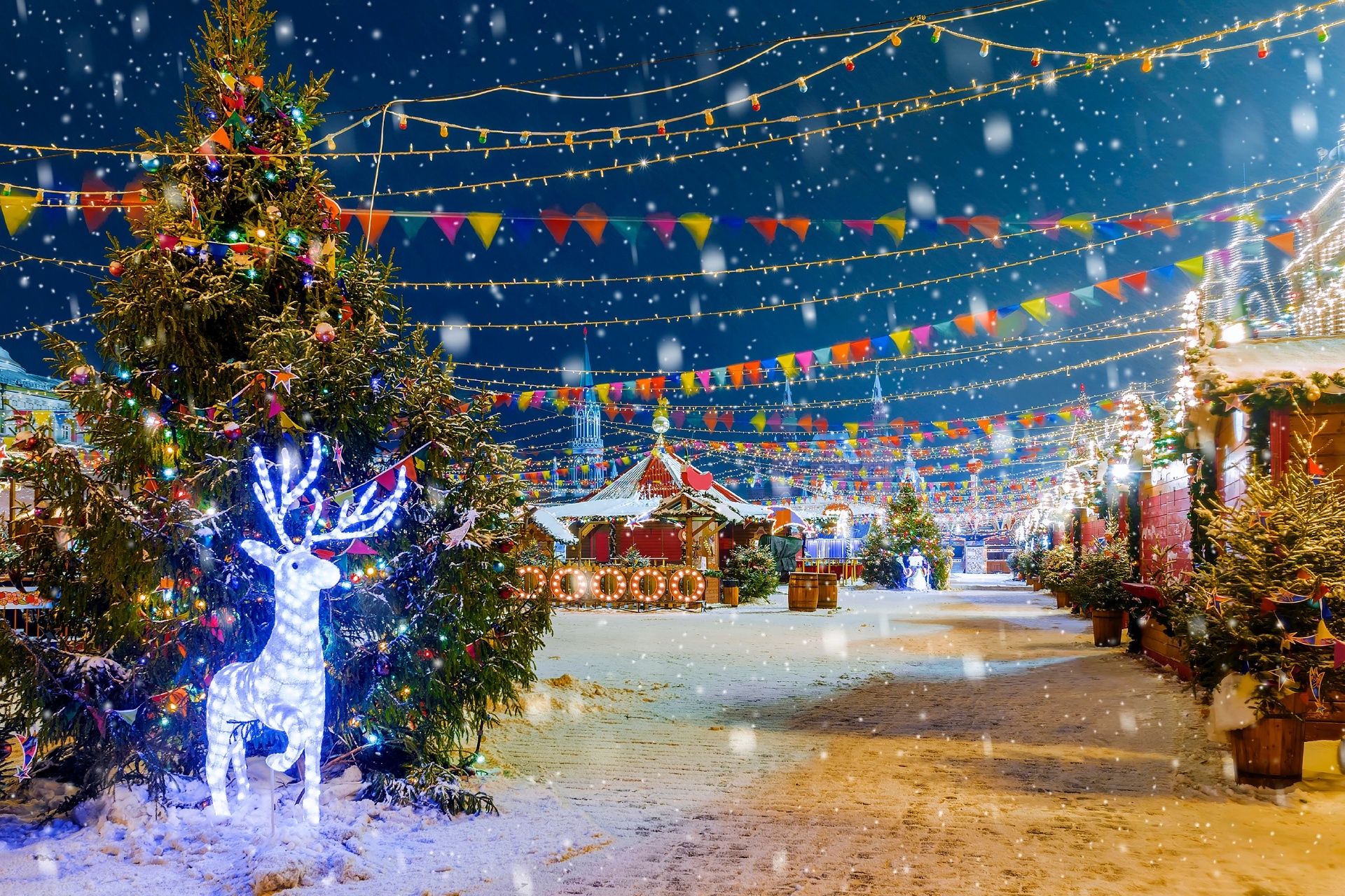 赤の広場のクリスマスマーケット　ロシアのクリスマスの風景