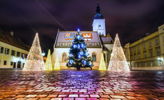 聖マルコ教会とクリスマスツリー　クロアチアのクリスマスの風景