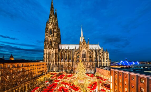 ケルン大聖堂とクリスマスマーケット　ドイツのクリスマス風景