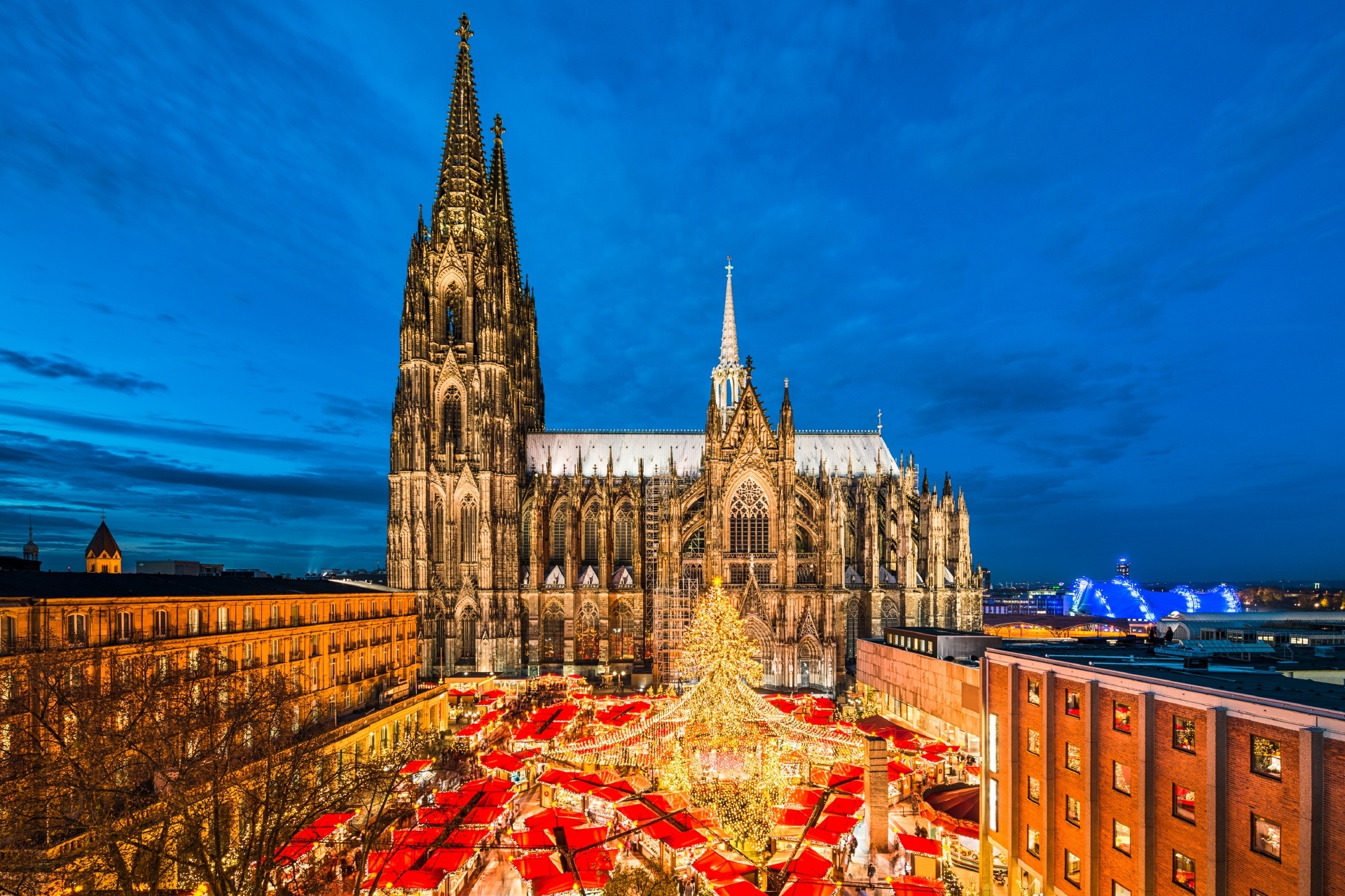 ケルン大聖堂とクリスマスマーケット　ドイツのクリスマス風景