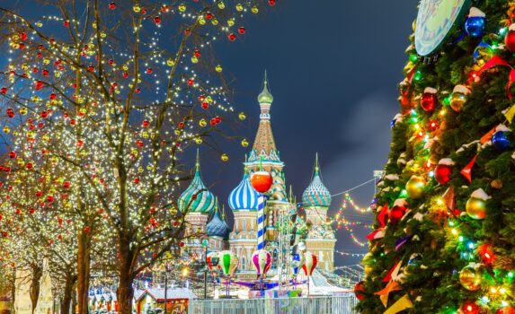 モスクワの聖ワシリイ大聖堂と赤の広場のクリスマス風景　ロシアの風景