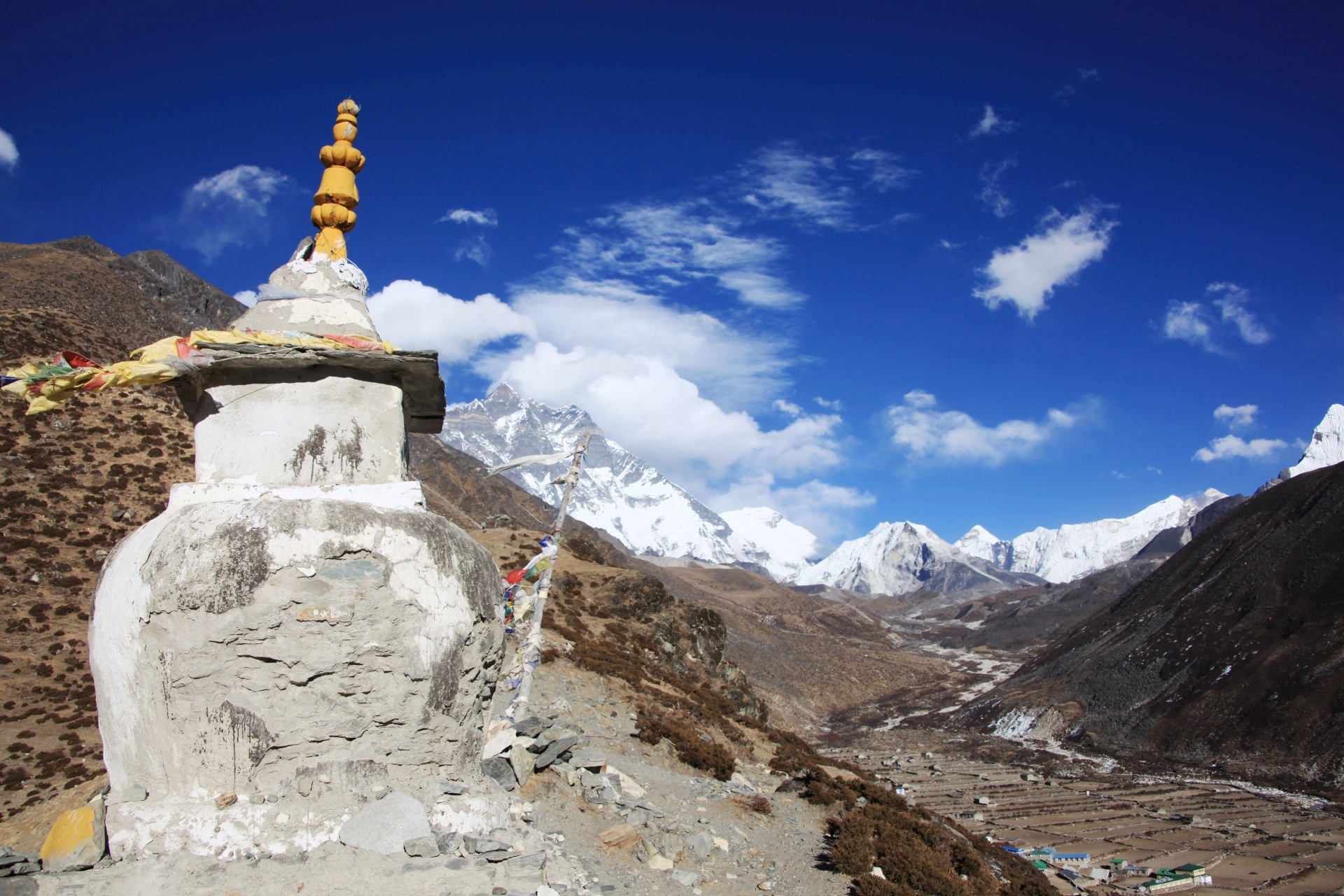 エベレスト街道の風景　チョルテンとヒマラヤの山々　ネパールの風景