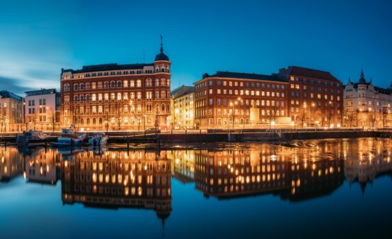水面に映える夕暮れのヘルシンキの町並み　フィンランドの風景