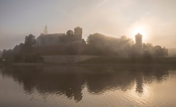 霧の朝のクラクフ　ポーランドの風景