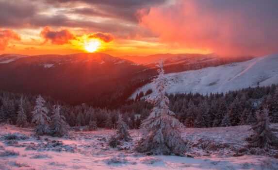 冬のカルパティア山脈の風景　ウクライナの風景
