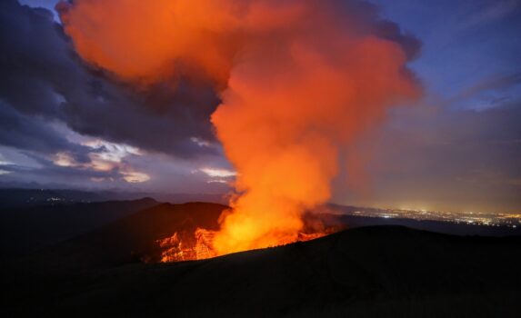 噴煙を上げるマサヤ山　ニカラグアの風景