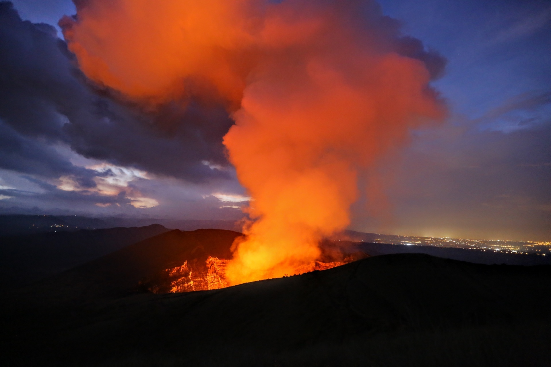 噴煙を上げるマサヤ山　ニカラグアの風景