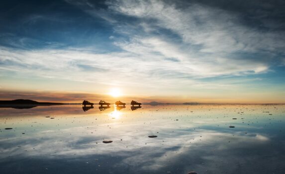 ウユニ塩湖の日の出　ボリビアの風景