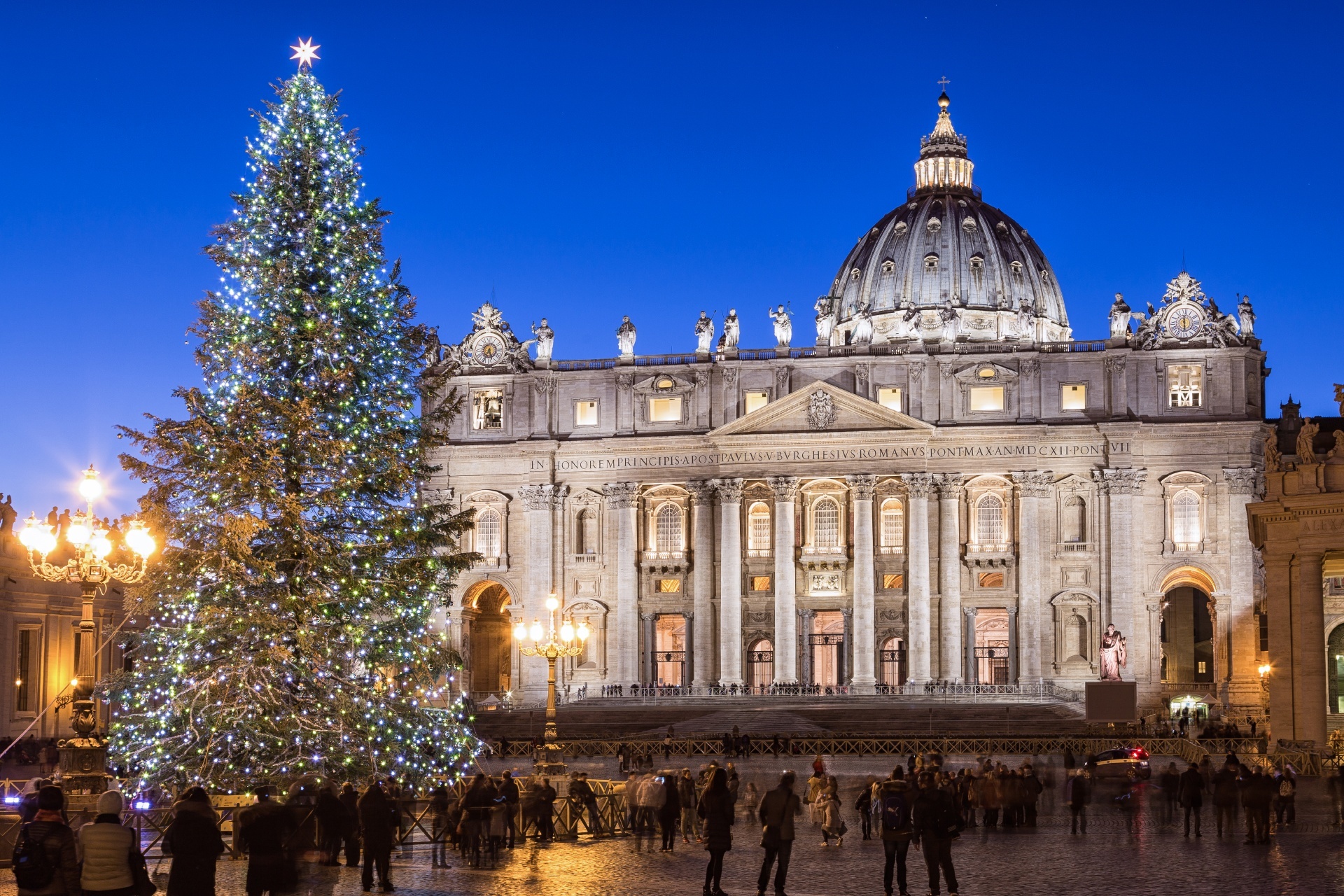 サン・ピエトロ大聖堂とクリスマスツリー　バチカン市国の風景