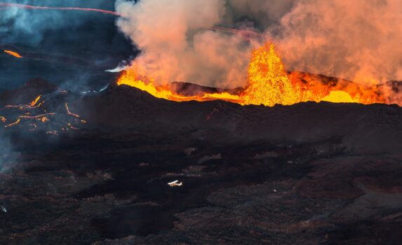 火山の噴火風景　アイスランドの風景
