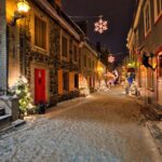 ケベックシティの旧市街の夜のクリスマスの風景　カナダのクリスマスの風景