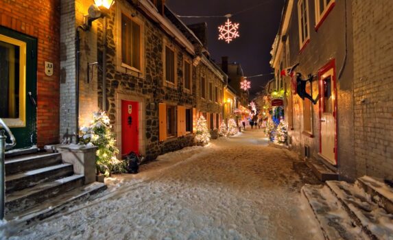 ケベックシティ旧市街の夜の風景　カナダのクリスマスの風景