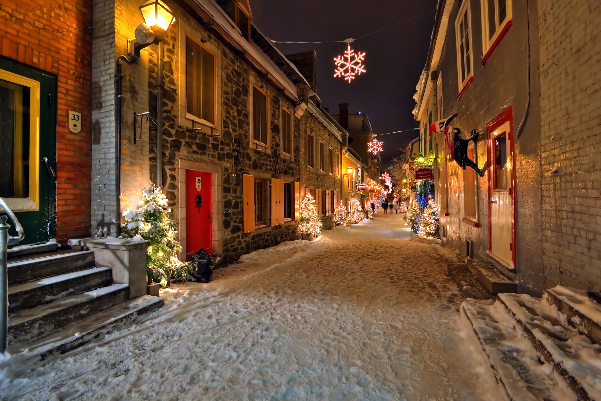ケベックシティの旧市街の夜のクリスマスの風景　カナダのクリスマスの風景