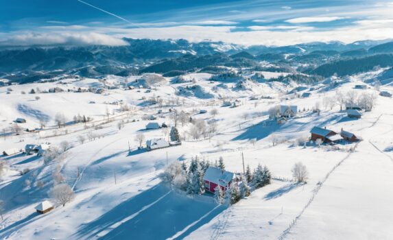 カルパティア山脈の村ペシュテラの冬の風景　ルーマニアの風景