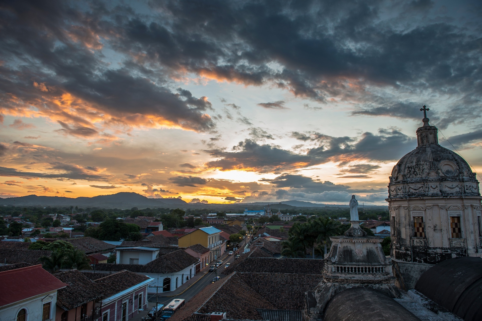 夕暮れ時のグラナダの町並み　ニカラグアの風景