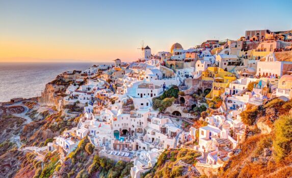 夕暮れの町並み　ギリシャの風景