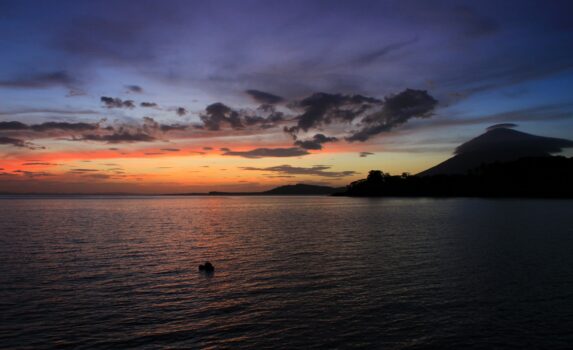 ニカラグア湖の夕暮れ　ニカラグアの風景