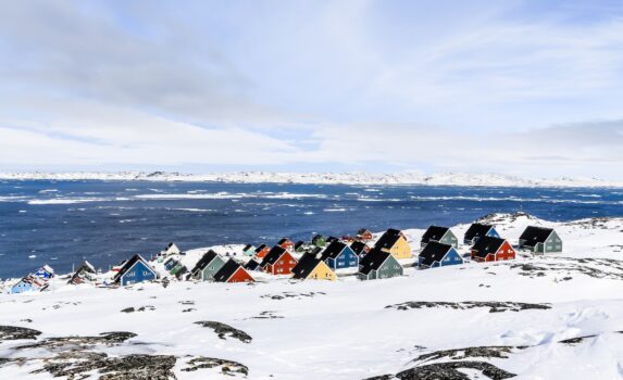 ヌーク郊外のイヌイットの家々　グリーンランドの風景