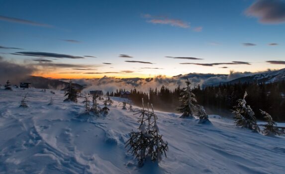 冬山の夜明けの風景